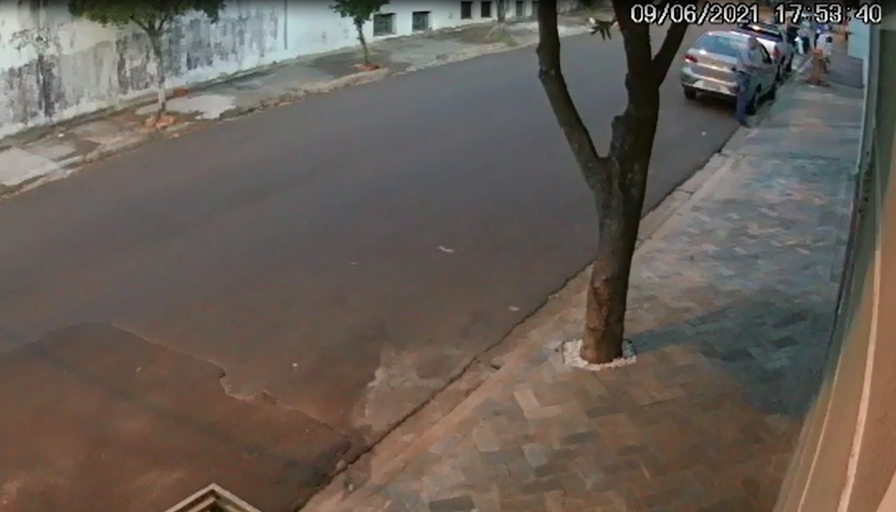 Imagens da câmera de segurança mostram corretor em frente ao seu carro ao chegar na casa onde foi morto em Bauru (SP) — Foto: Circuito de segurança