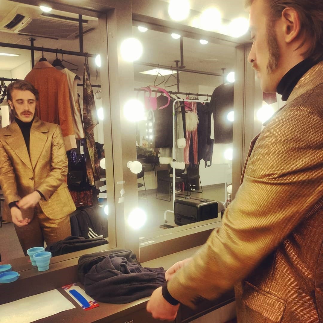 Marcel Octávio segue novos procolos de segurança no camarim do espetáculo Donna Summer (Foto: Reprodução/Instagram)