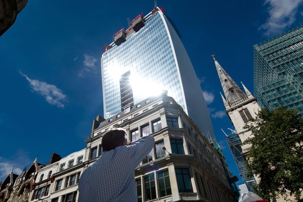 Edifício conhecido como 'wakie talkie', em Londres, na Inglaterra, foi capaz de derreter peças de um Jaguar com o reflexo do sol (Foto: Leon Neal/AFP)