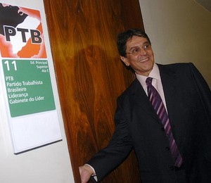 O presidente do PTB, Roberto Jefferson, chega ao gabinete do líder do partido na Câmara, Jovair Arantes (Foto: Arquivo/Agência Brasil) O presidente do PTB, Roberto Jefferson, chega ao gabinete do líder do partido na Câmara, Jovair Arantes (Foto: Arquivo/Agência Brasil)