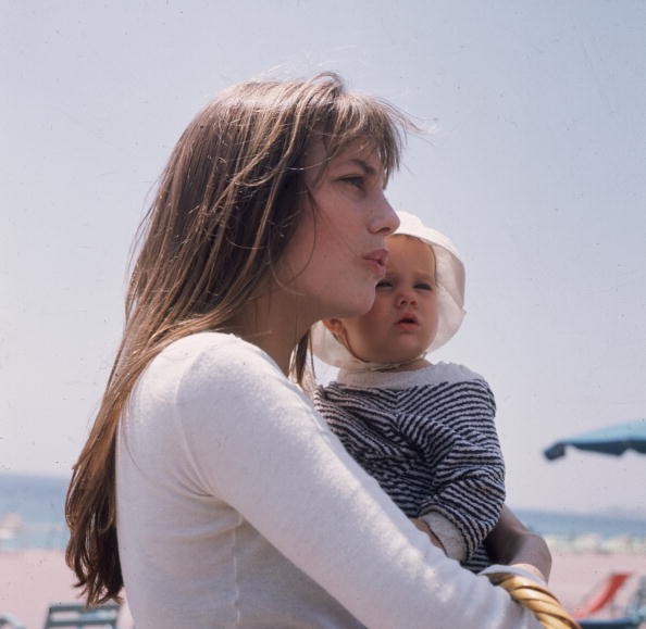Charlotte Gainsbourg no colo da mãe Jane Birkin, em 1972 (Foto: Getty Images)
