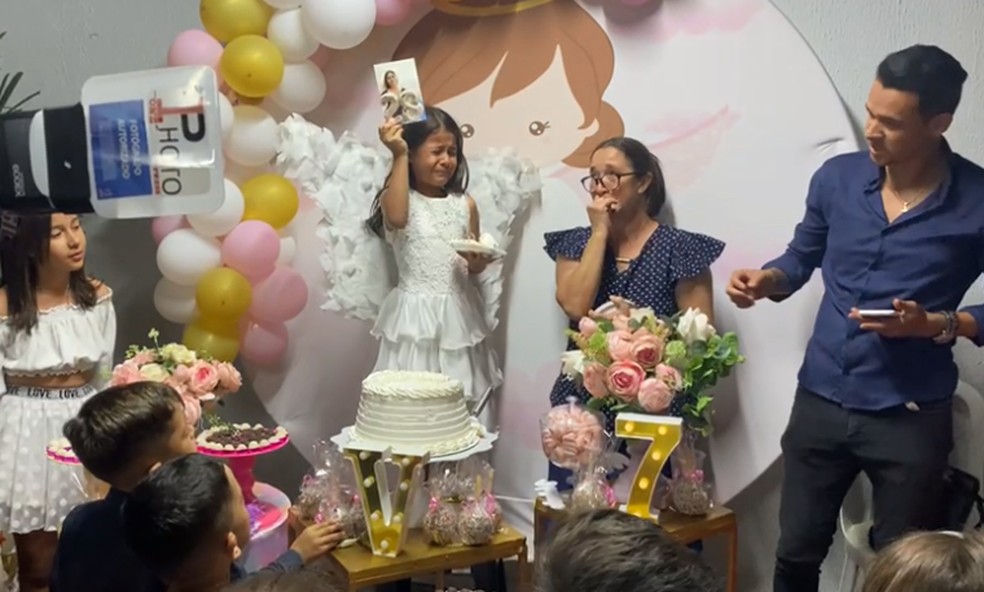 Menina surpreende com homagem � m�e, que morreu, durante anivers�rio e viraliza � Foto: Reprodu��o/Arquivo pessoal