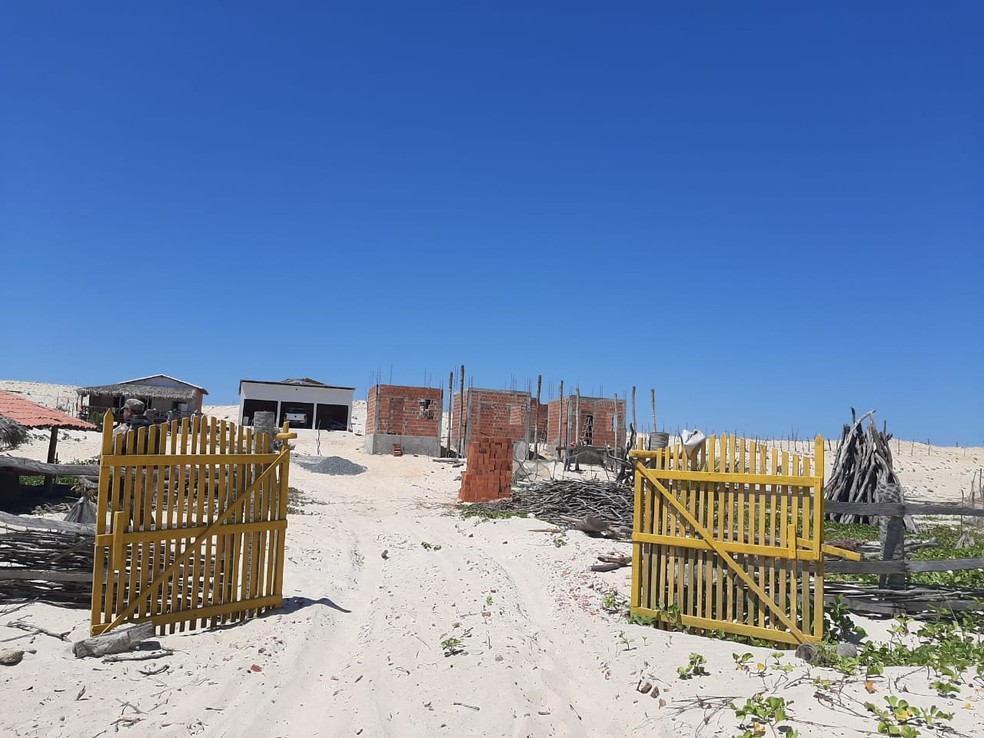 Polícia e Ibama flagram construção irregular de chalés em área de proteção ambiental na Praia das Curimãs, em Barroquinha, litoral do Ceará. — Foto: Polícia Militar/ Divulgação