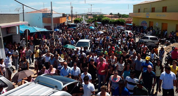 Cortejo fúnebre de Arni Praxedes reuniu centenas de pessoas em Patu (Foto: Bruno Campelo/G1)