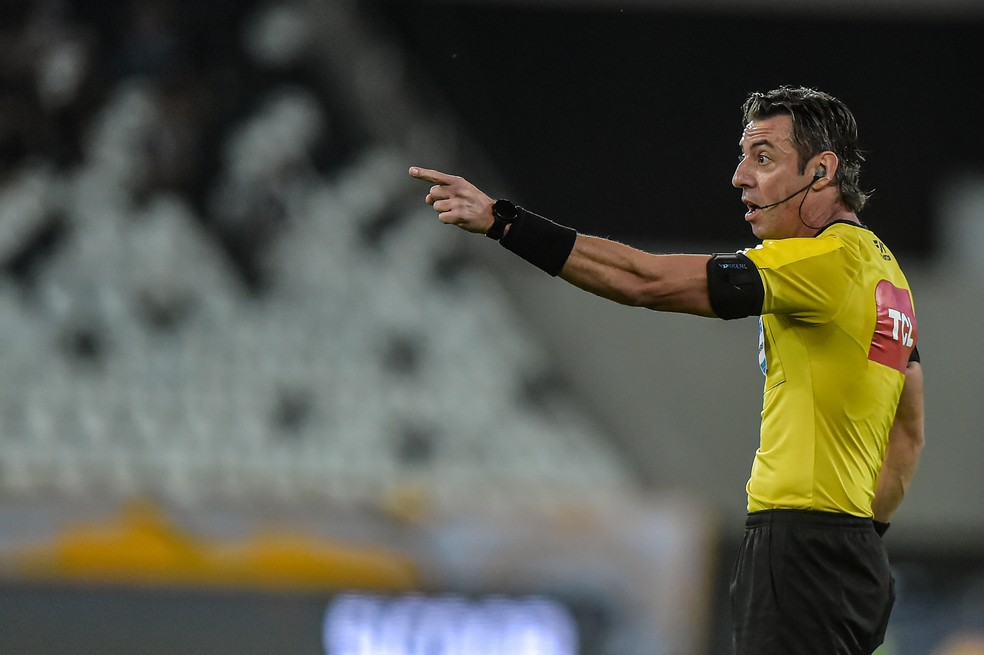 Árbitro Raphael Claus durante partida entre Botafogo e Atlético-MG — Foto: Thiago Ribeiro/AGIF