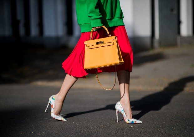DUESSELDORF, GERMANY - MAY 03: Alexandra Lapp wearing a green tiger print Gucci logo hoodie, a red pleated skirt by SET, a Hermes Birkin 30 bag in orange, Pigalle Follies pumps by Christian Louboutin and green mirrored Ray Ban sunglasses on May 3, 2018 in (Foto: Getty Images)
