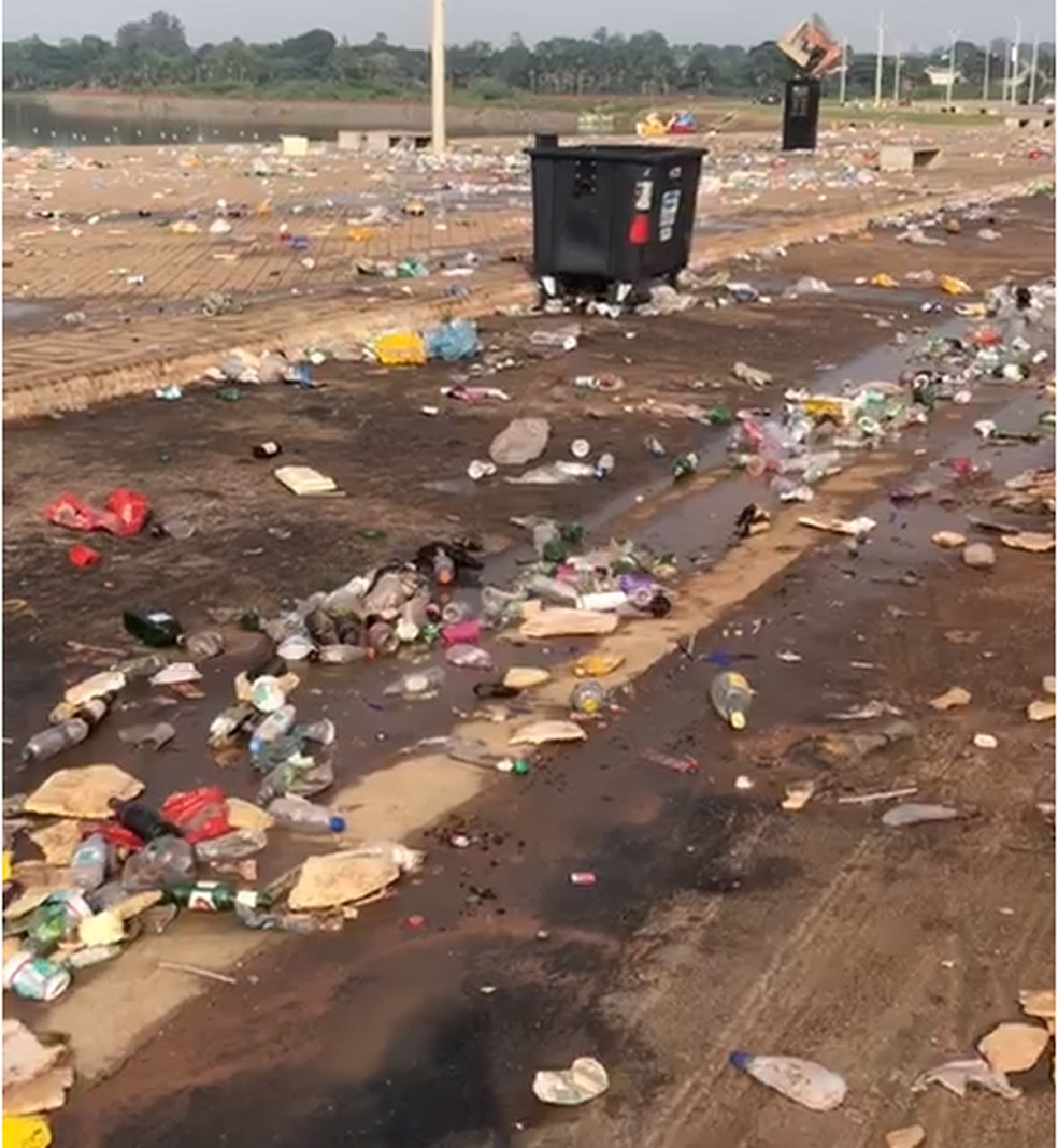 Via Lago ficou tomada pelo lixo após festa de aniversário da cidade — Foto: Reprodução