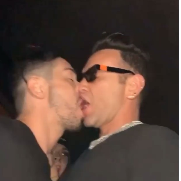 Matheus Mazzafera beija Rico Melquiaques (Foto: Reprodução/Instagram)