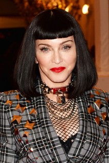 Madonna no Met Gala de 2013, que teve como tema o punk, de peruca com franja pin-up.