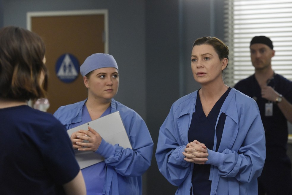 A doutora Meredith Grey e a equipe de médicos do hospital enfrentam diariamente decisões de vida ou morte, em 'Grey's Anatomy' — Foto: divulgação/globoplay