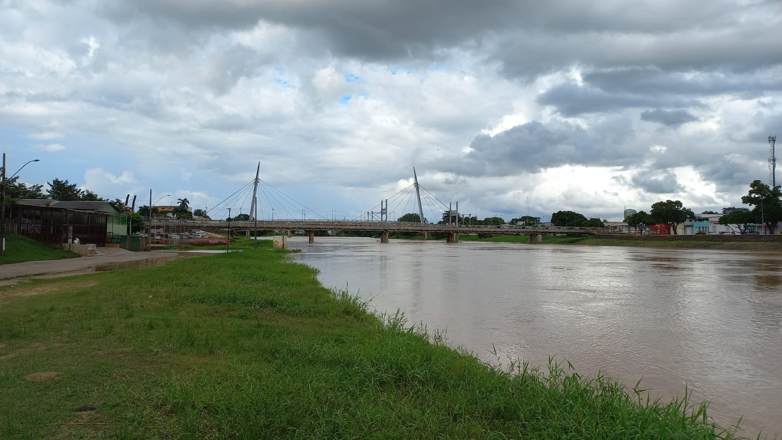 Rio Acre volta a ultrapassar cota de alerta e atinge quatro bairros em Rio Branco