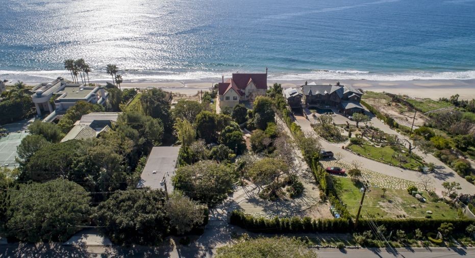 A mansão em Malibu que o ator Anthony Hopkins colocou à vendo por 50 milhões de reais (Foto: Open House Foto)