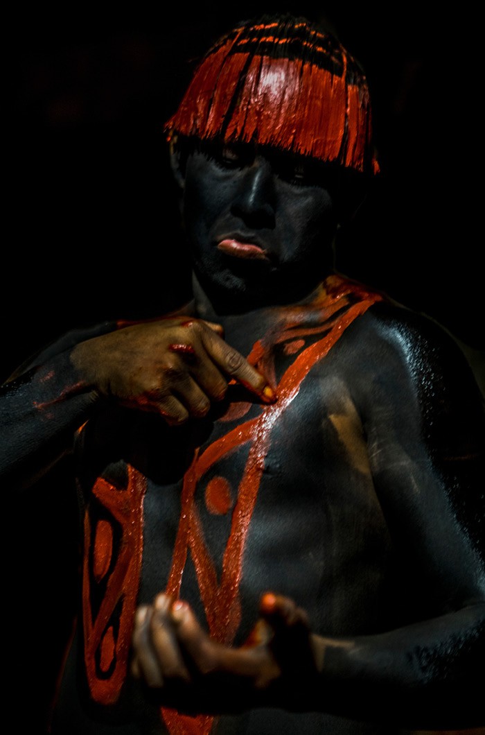 Pinturas corporais fazem parte do ritual de preparação para as lutas de huka--huka. Em geral, os indígenas do Xingu usam o jenipapo para produzir a cor preta, e o urucum origina o vermelho (Foto: Ricardo Teles)