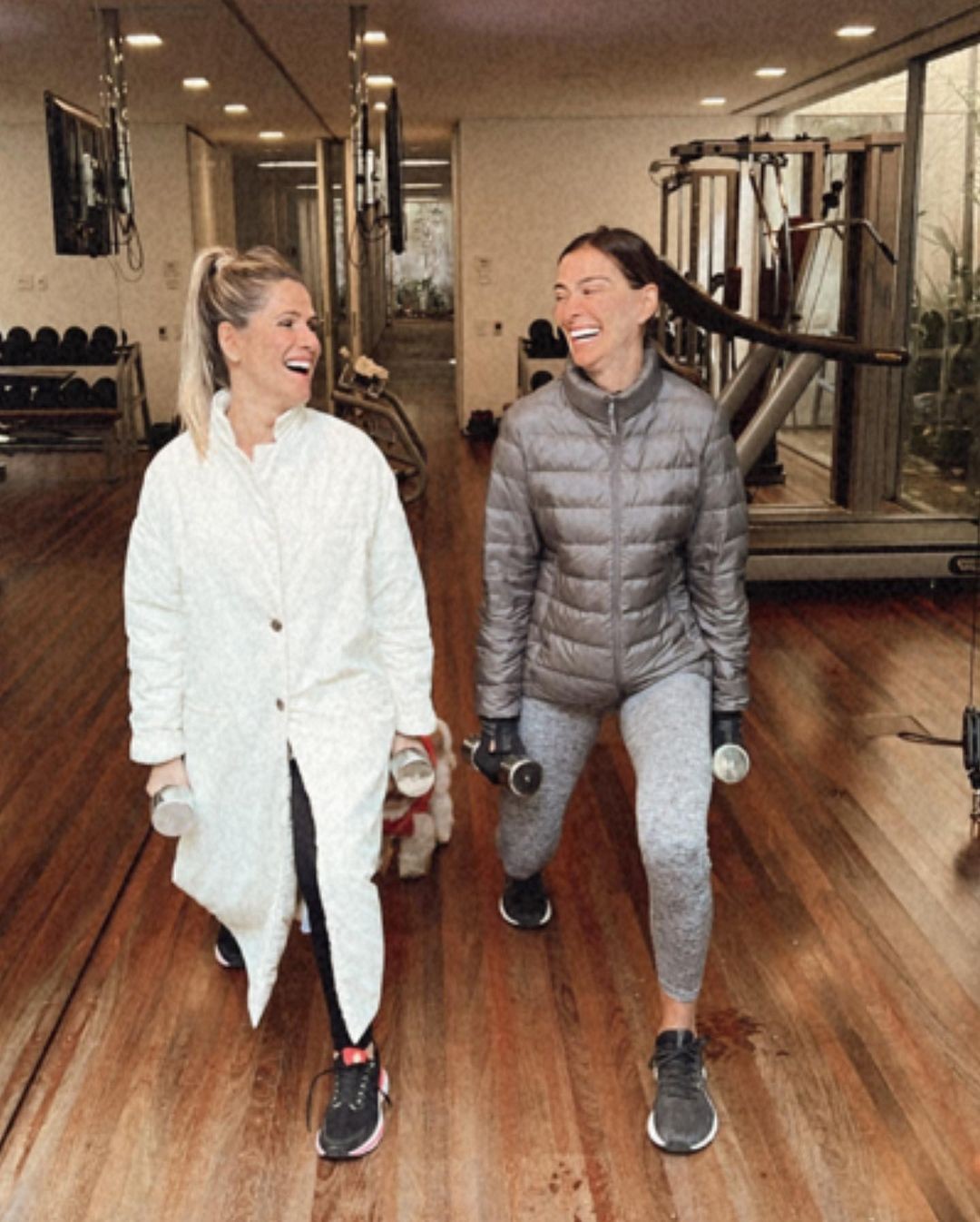 Ingrid Guimarães e Mônica Martelli posam de casaco na academia: 'frio com dignidade' (Foto: reprodução/instagram)