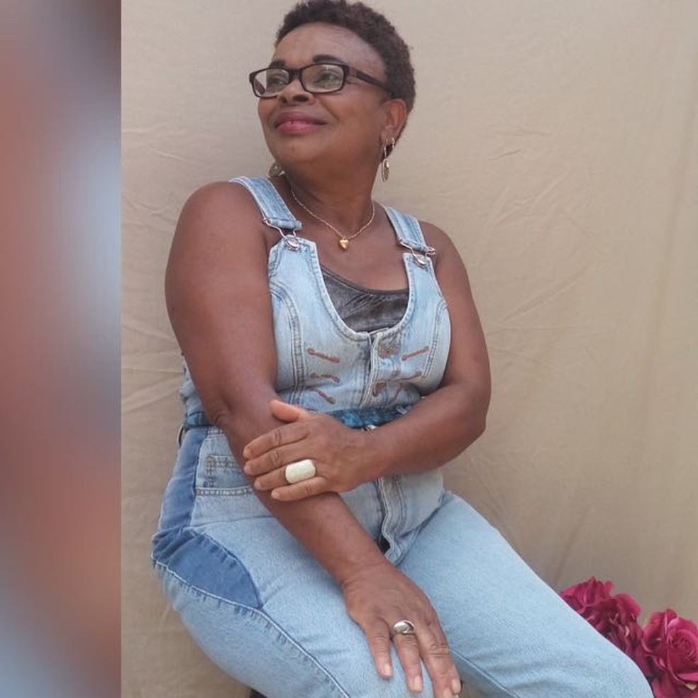 Maria Elza Gomes sustenta sozinha seus filhos de 24 e 36 anos, além de quatro gatos — Foto: Arquivo pessoal