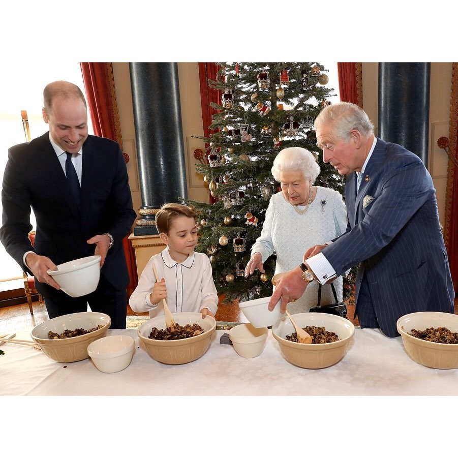 Príncipe William, com o filho, George, Rainha Elizabeth e Carlos (Foto: Instagram/ Reprodução)