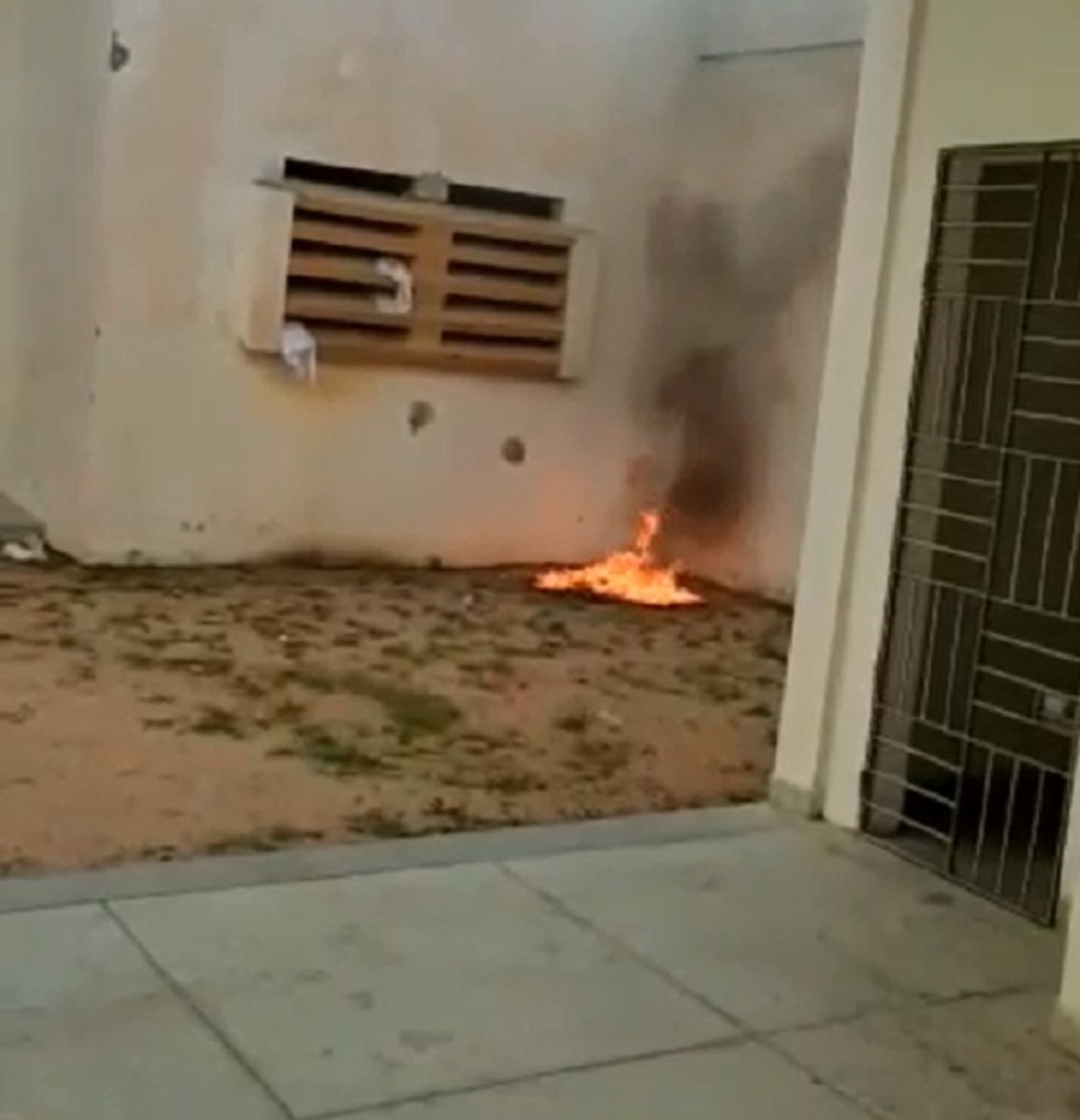 Pedaço de colchão queimado durante princípio de rebelião em Mossoró — Foto: Reprodução