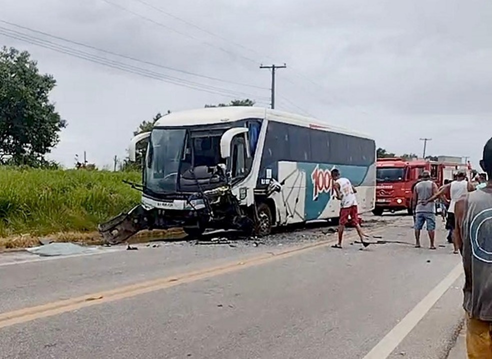 Acidente entre carro e ônibus aconteceu na tarde desta terça (8) em São João da Barra, no RJ — Foto: Reprodução/Redes Sociais