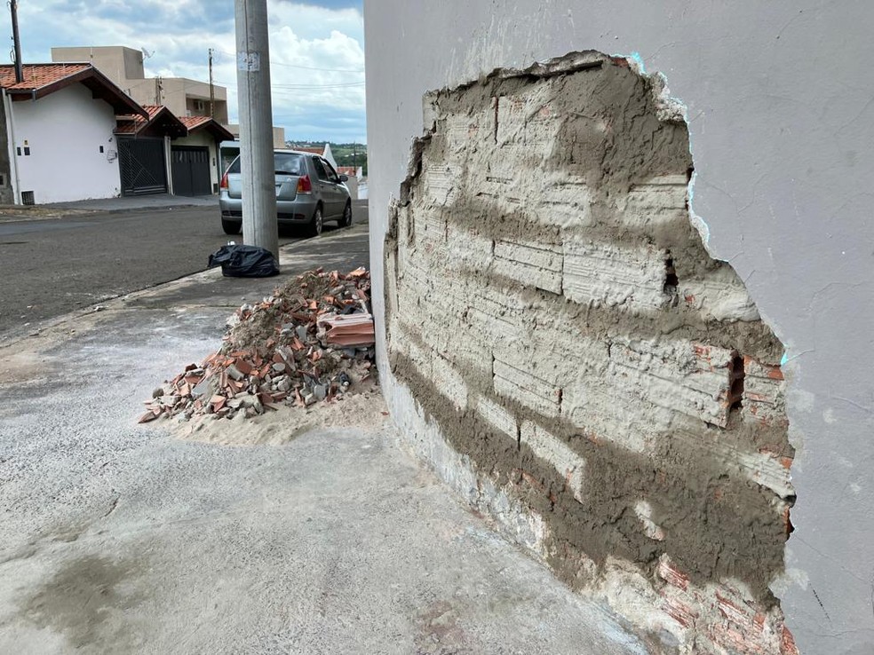 Muro onde primos foram prensados foi arrumado no dia seguinte ao acidente — Foto: Jonatan Morel/EPTV