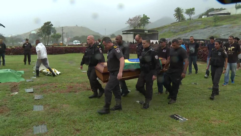 Enterro dos PMs mortos no fim de semana no Rio  — Foto: Reprodução/ TV Globo