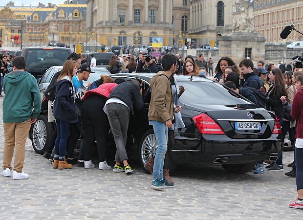 Fãs param o carro de Kim Kardashian na chegada em Versailles (Foto: AP)