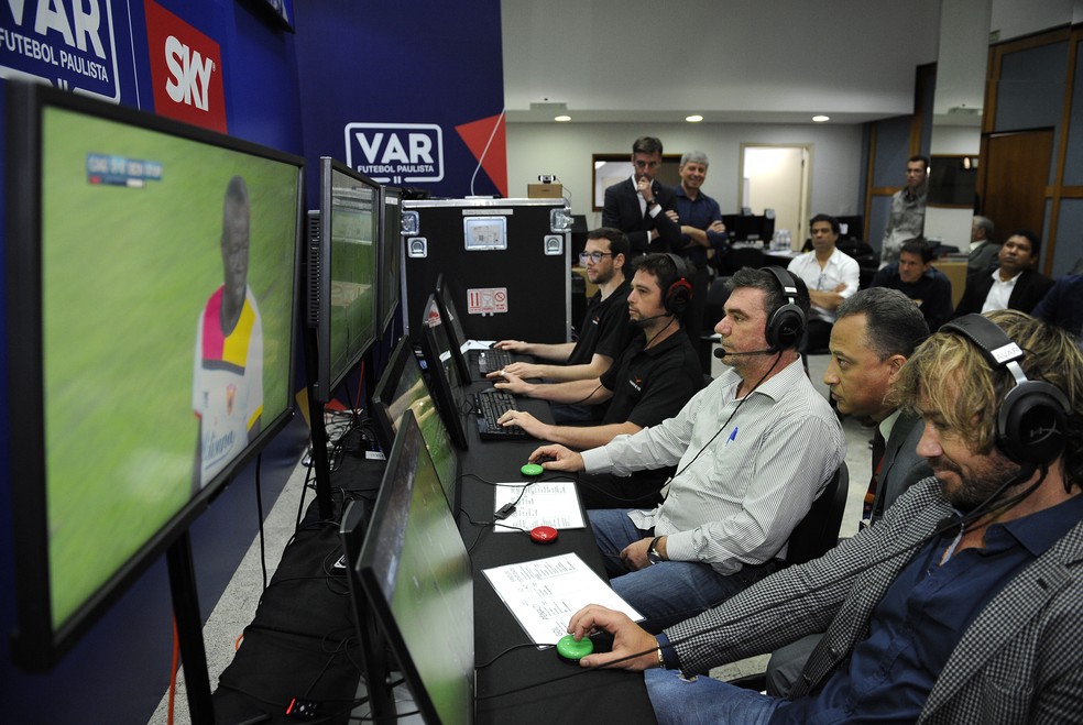 Andrés Sanchez e Lugano participaram do teste do VAR na FPF — Foto: Rodrigo Corsi/FPF