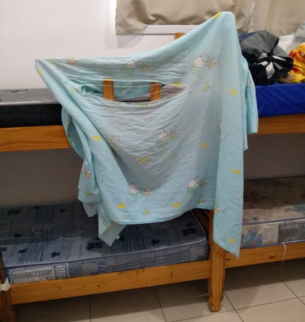 Beliches no cômodo de descanso onde técnico em enfermagem abusava de colegas — Foto: g1 Santos