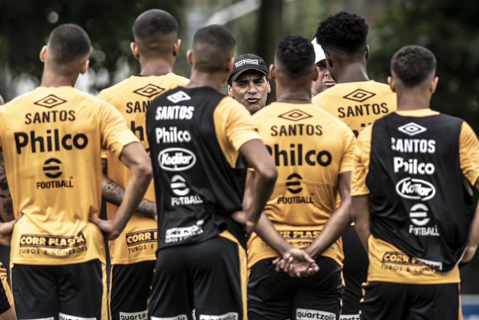 Fabián Bustos conversa com jogadores do Santos durante treinamento — Foto: Ivan Storti/Santos FC