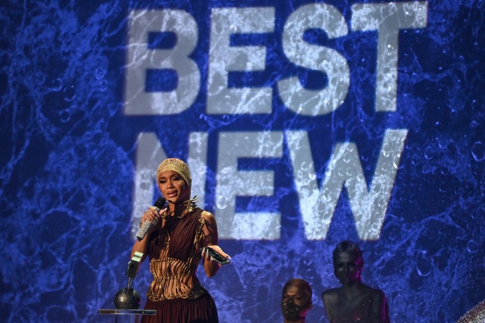 Saweetie, que apresentou e também venceu um dos prêmios do MTV European Music Awards em 14 de novembro de 2021 — Foto: Attila Kisbenedek/AFP