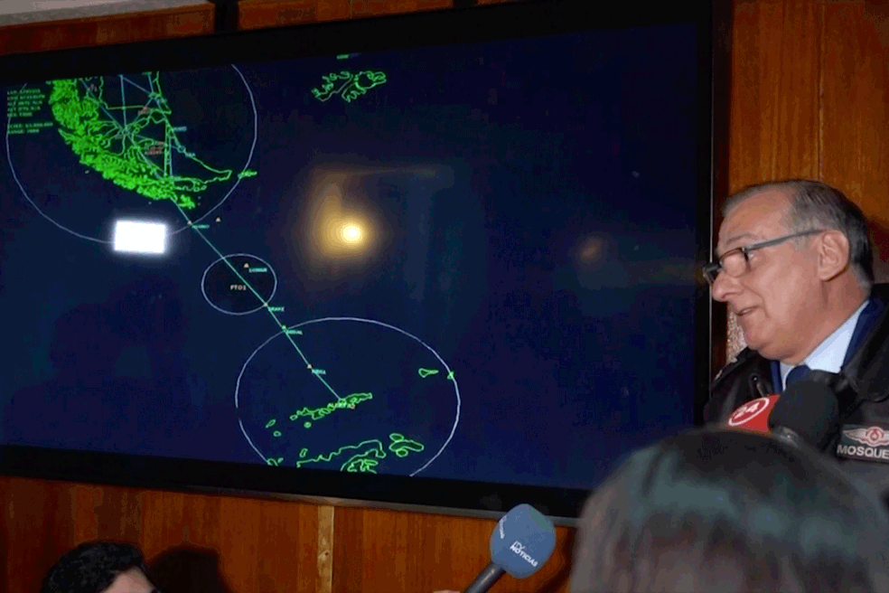 General Eduardo Mosqueira, da Quarta Brigada Aérea do Chile, fala à imprensa ao lado de mapa da área em que o avião perdeu contato com a base aérea — Foto: A P