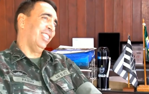 Torcedor do Galo, comandante faz banda do quartel tocar hino do clube