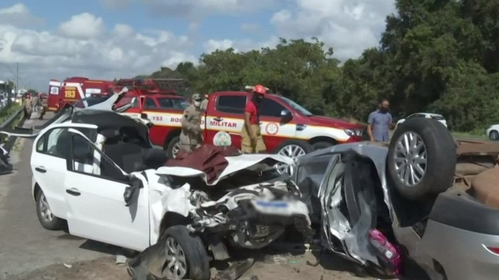 Carro saiu da rodovia e invadiu o sentido contr&aacute;rio, atingindo outro ve&iacute;culo, na BR-230, em Santa Rita &mdash; Foto: Reprodu&ccedil;&atilde;o/TV Cabo Branco
