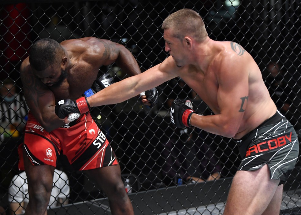 Dustin Jacoby castigou Darren Stewart em pé até nocauteá-lo no UFC Barboza x Chikadze — Foto: Getty Images