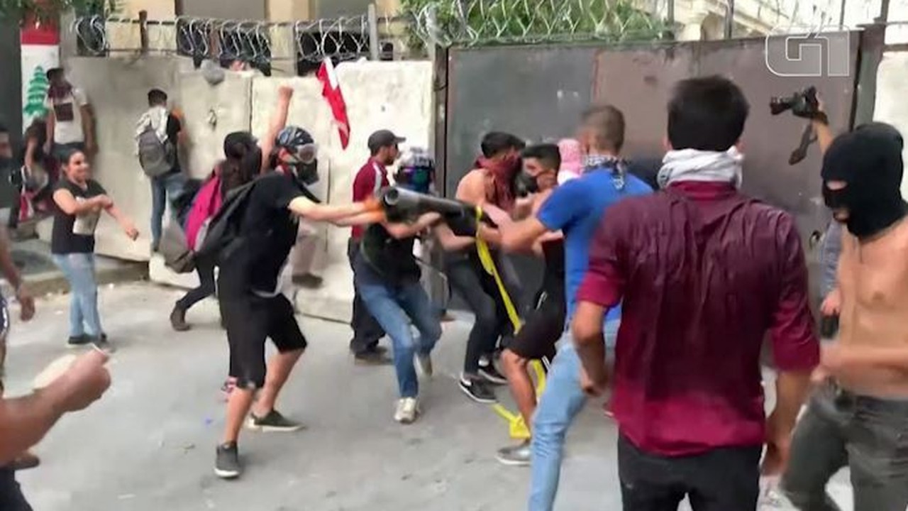Manifestantes arrombam portão que leva ao Parlamento em protesto em Beirute