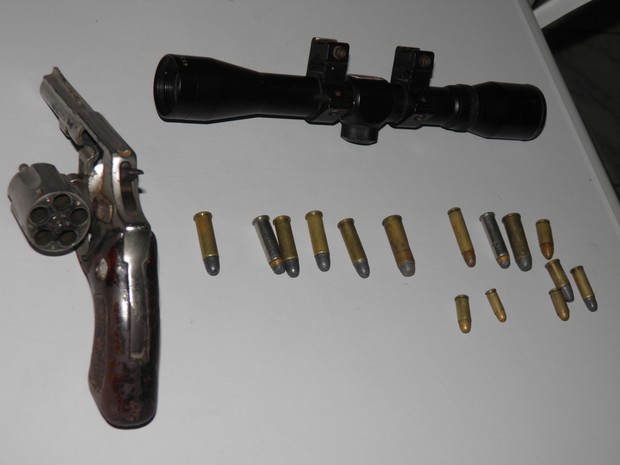 Revólver calibre 38, munições e uma mira foram apreendidas com o suspeito. (Foto: Divulgação/PM)