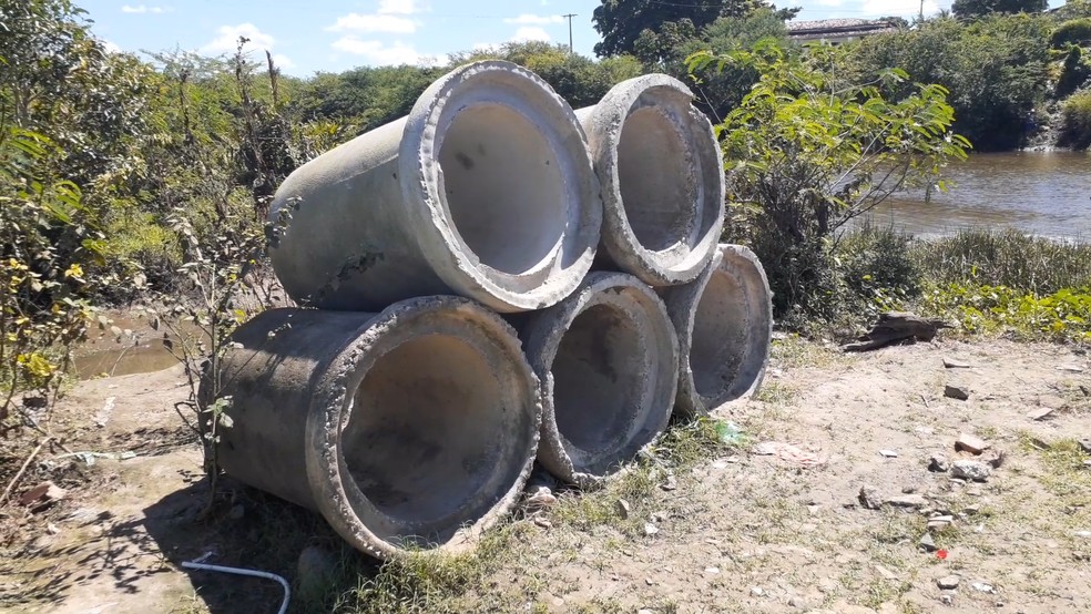 Tubulações de esgoto próximas de casas à margem do rio Paraíba, onde o saneamento básico não chega — Foto: TV Cabo Branco/Reprodução