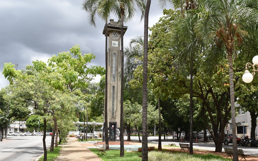 Relógio da Avenida Goiás fica logo abaixo da Praça Cívica — Foto: Paula Resende/ G1