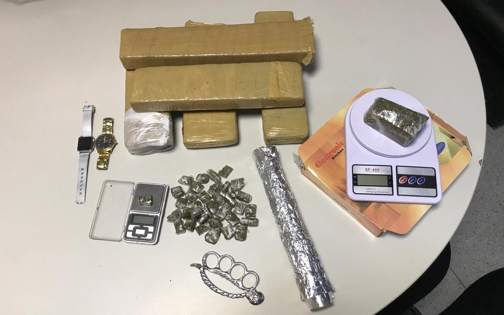 Drogas e materiais encontrados com a mulher presa — Foto: Polícia Civil/SE/Divulgação