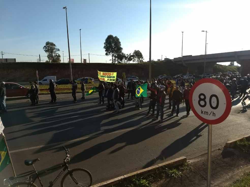 Motoqueiros do Distrito Federal fecharam a EPTG em protesto contra o preço da gasolina (Foto: Reprodrução/Arquivo pessoal)