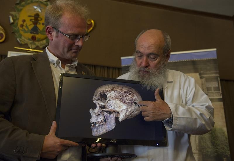 Antropólogos apresentam esqueleto da mulher na qual o tumor foi encontrado (Foto: efe)