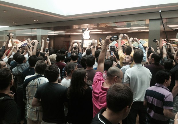 Pessoas registram o momento da abertura da 1ª loja oficial da Apple no Brasil (Foto: Rosangela Souza/TV Globo)