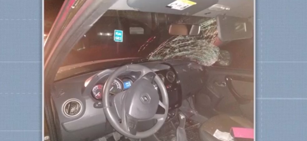 Carro invade ponto de ônibus, mata idosa e deixa duas crianças feridas, no sul da BA — Foto: Reprodução / TV Santa Cruz