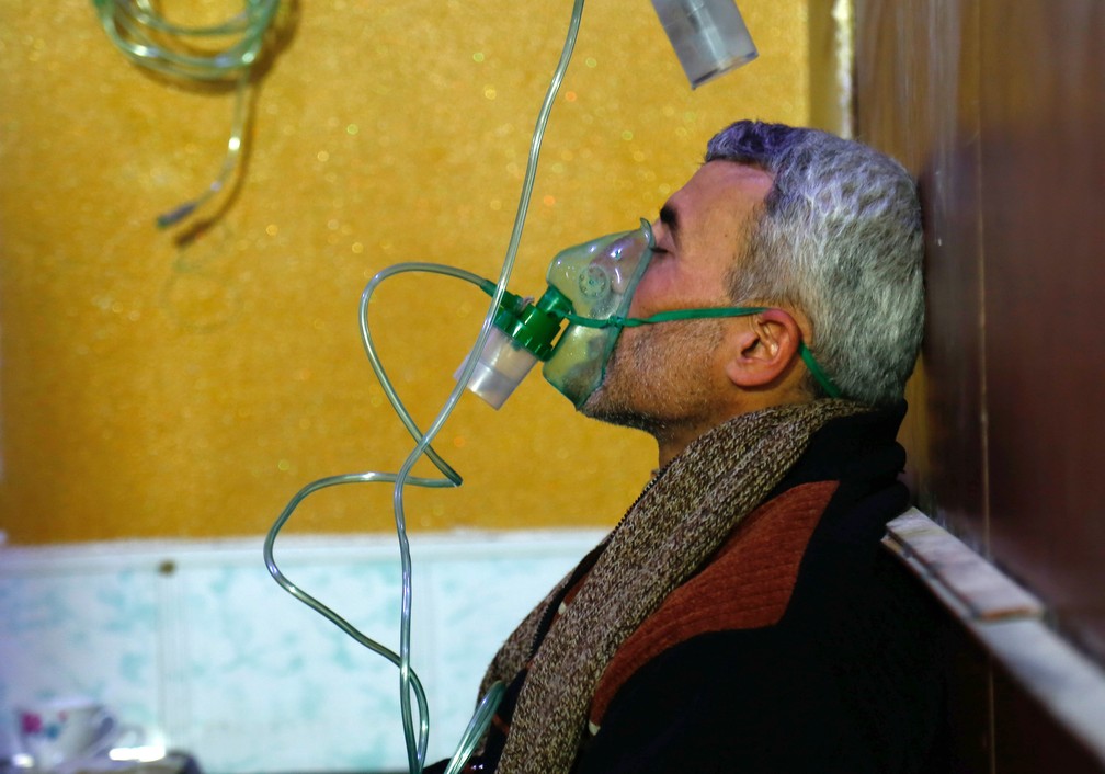 Homem é visto em clínica médica com máscara de oxigênio após suposto ataque químico em Guta Oriental em janeiro (Foto: Hasan Mohamed/AFP)