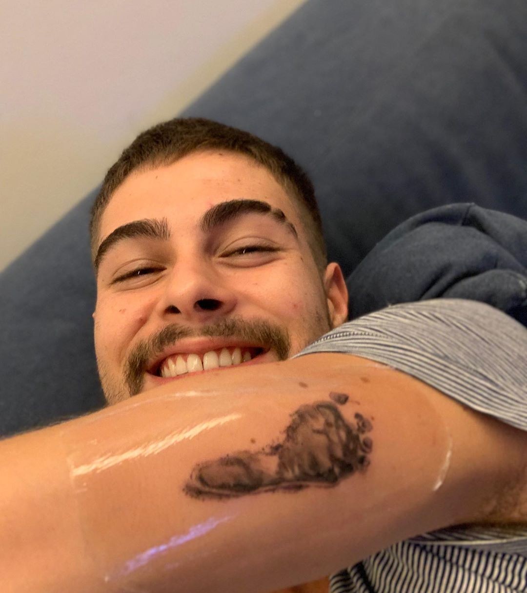 Rafael Vitti faz tatuagem com o pezinho da filha (Foto: Reprodução / Instagram)