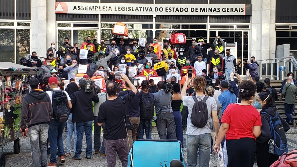 Entregadores ocupam a portaria da Assembleia Legislativa de Minas Gerais, em Belo Horizonte — Foto: Rodrigo Franco / TV Globo