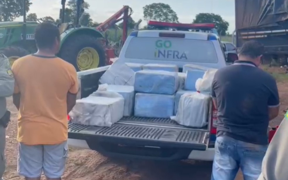 Dupla  presa aps oferecer R$ 1 milho de suborno para policiais durante maior apreenso de droga do ano em Gois  Foto: Divulgao/Polcia Militar