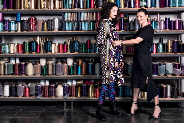 Gina posa na fábrica da marca em Belo Horizonte e, à sua direita, modelo usa top, casaco (R$ 3.545) e calça (R$ 1.965), tudo GIG. Botas, Morena Rosa (Foto: Gustavo Marx)