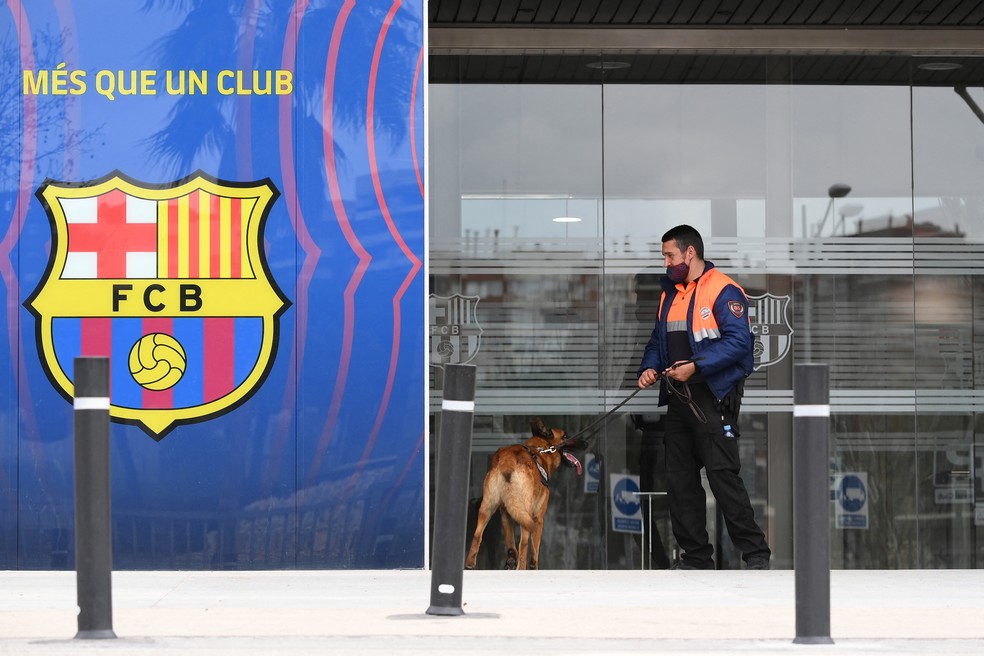 Operação policial teve a sede do Barcelona como alvo nesta segunda — Foto: AFP