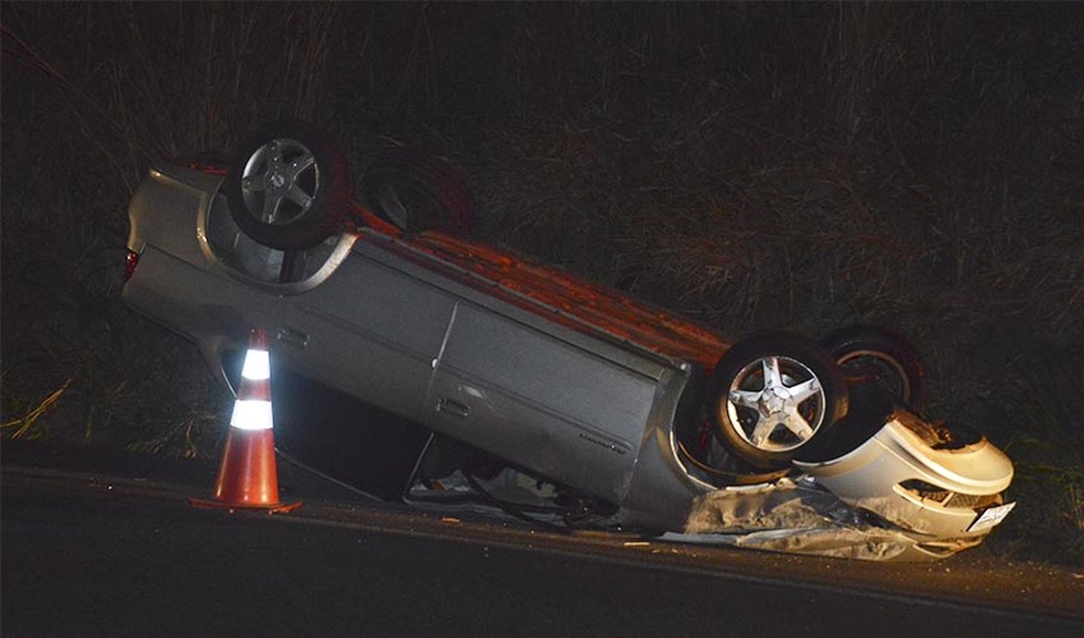 Mulher ficou gravemente ferida ap&oacute;s capotamento na SP-284 &mdash; Foto: Manoel Moreno/i7 Not&iacute;cias