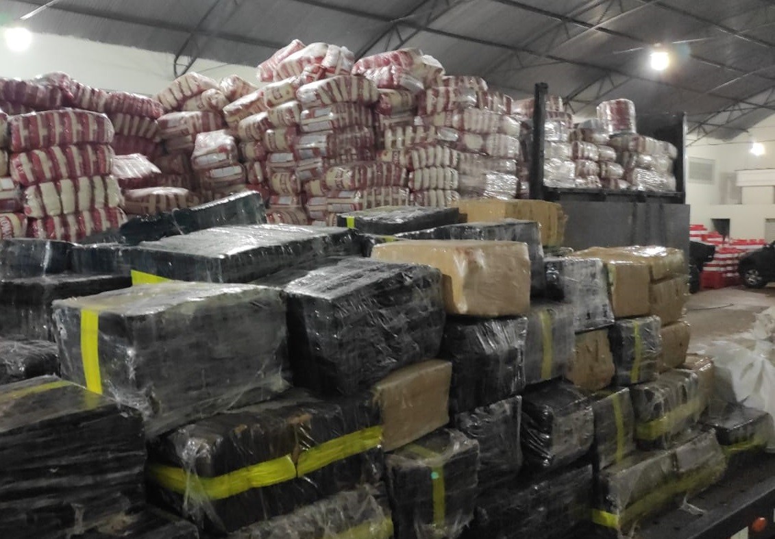 Polícia encontra 3,6 toneladas de drogas escondidas em meio a carga de arroz, em Nova Esperança